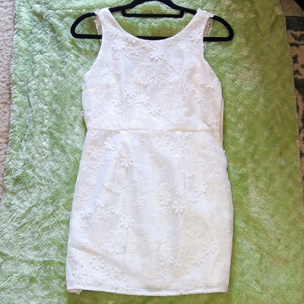 White Lace Sleeveless Dress
